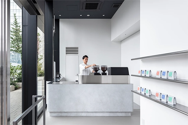 写真：日本橋のオフィスビルに入居している実証店舗、CHOOZE COFFEE