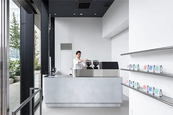 写真:日本橋のオフィスビルに入居している実証店舗、CHOOZE COFFEE