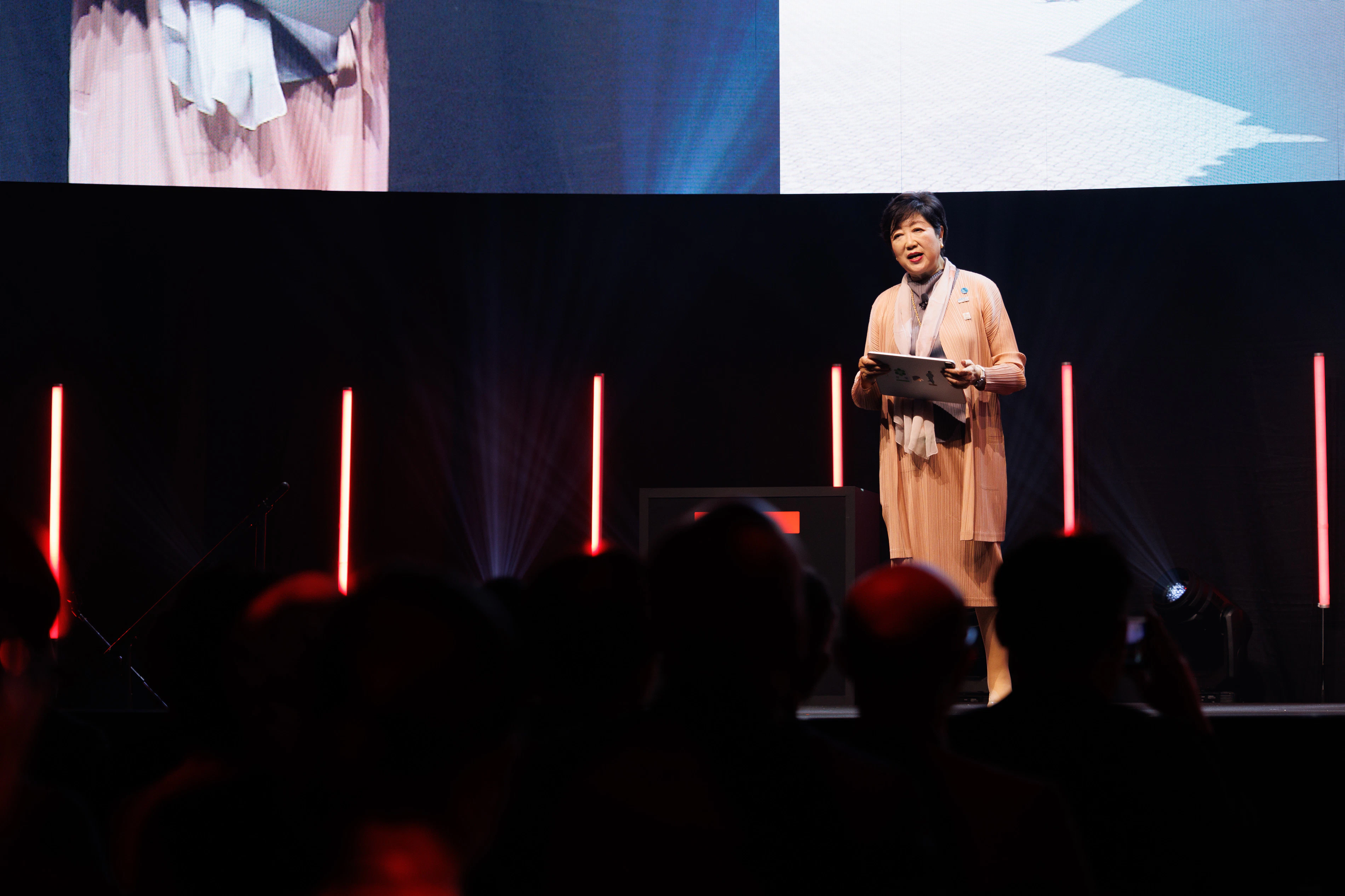 オープニングスピーチをする小池氏