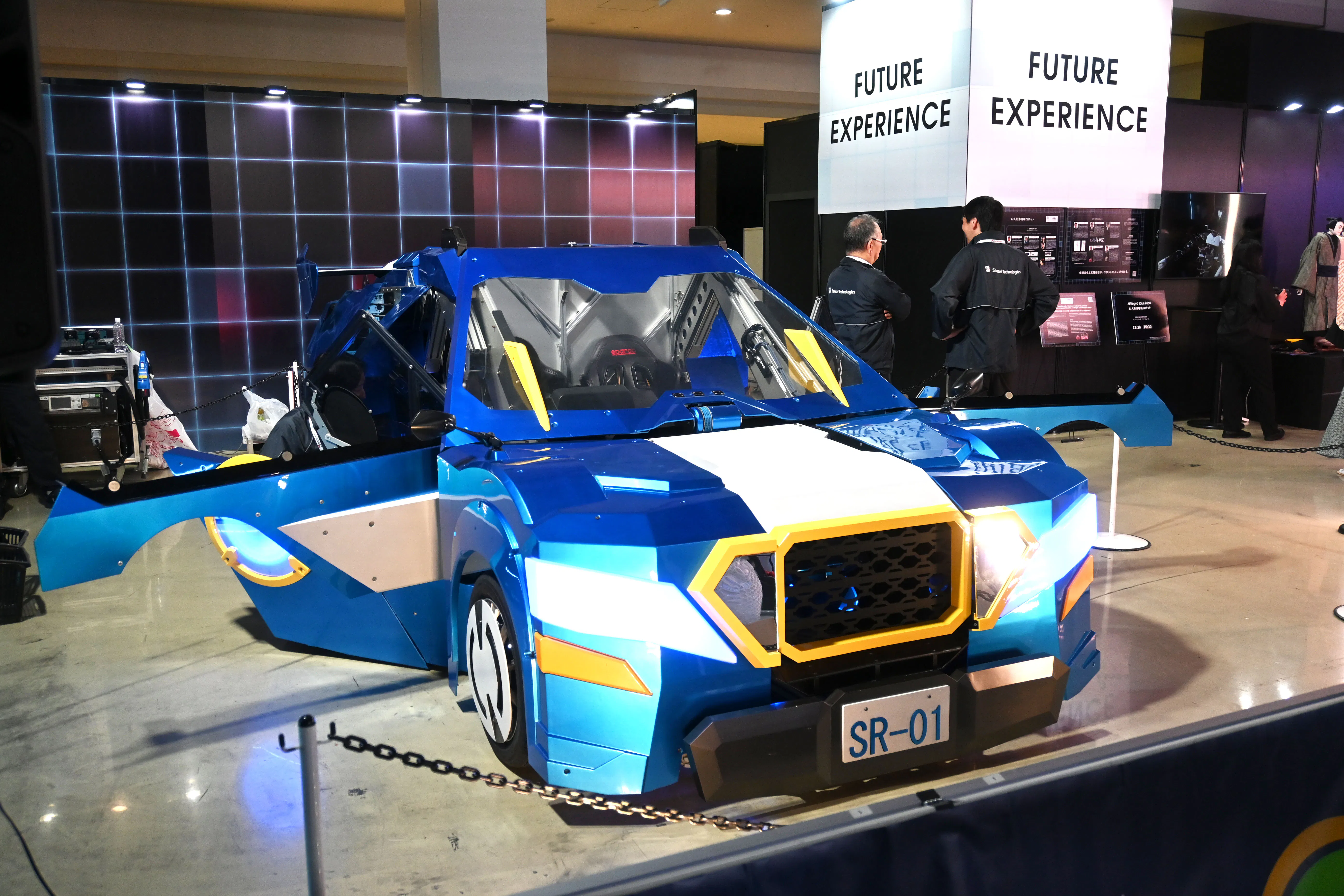 三精テクノロジーズ株式会社の人型と車型へ変形する乗用ロボット「SR-01」