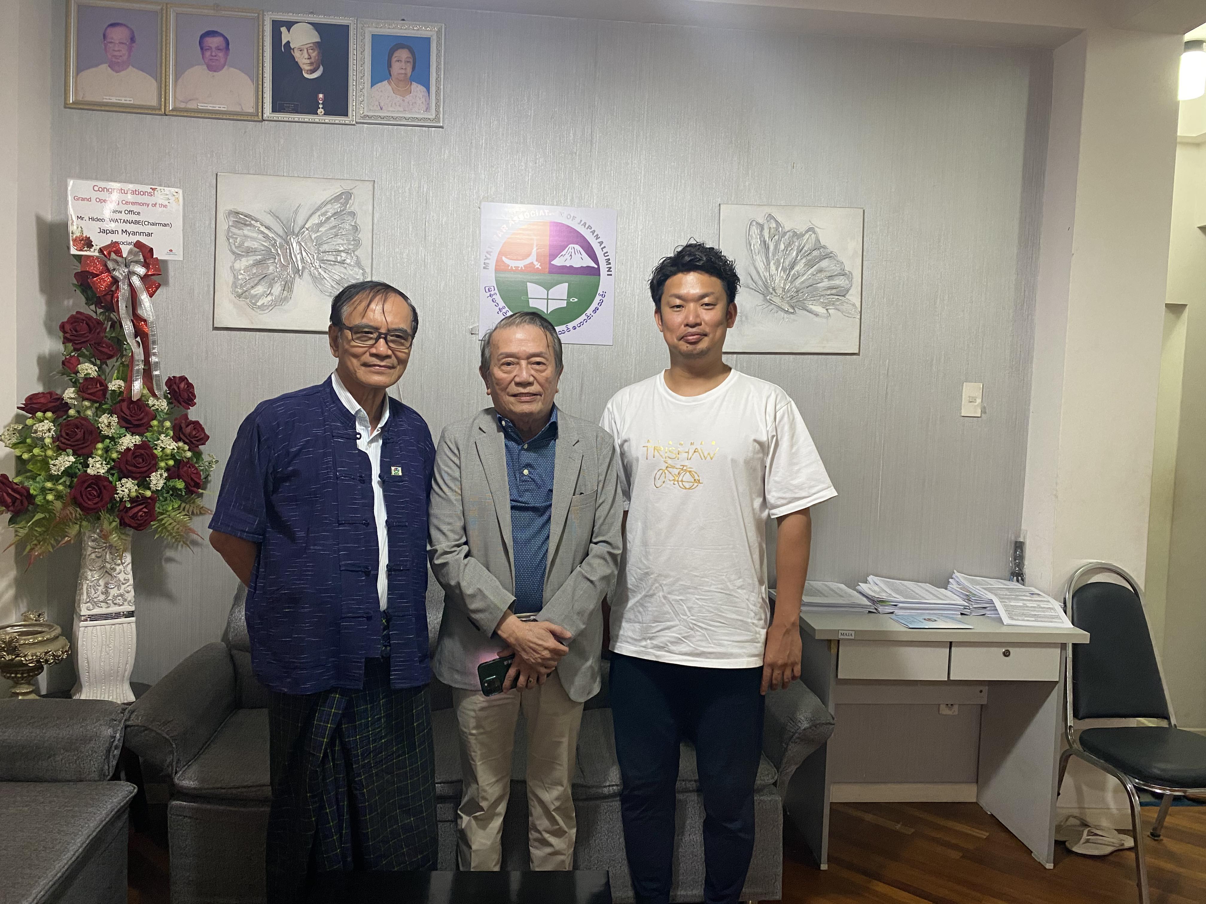 MAJA現会長のミョー・キン氏、元会長のミン・ウェイ氏、エネクト代表の山田氏の写真