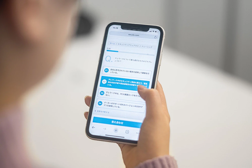スマートフォンでクイズに答える様子