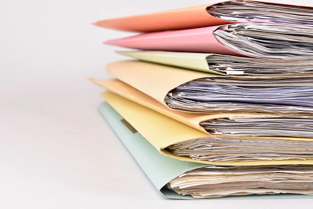 積み重なった書類
