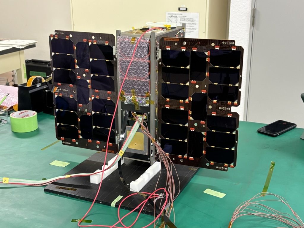 大きさは開発中の衛星と同じ6U（画像は九州工業大学から提供）