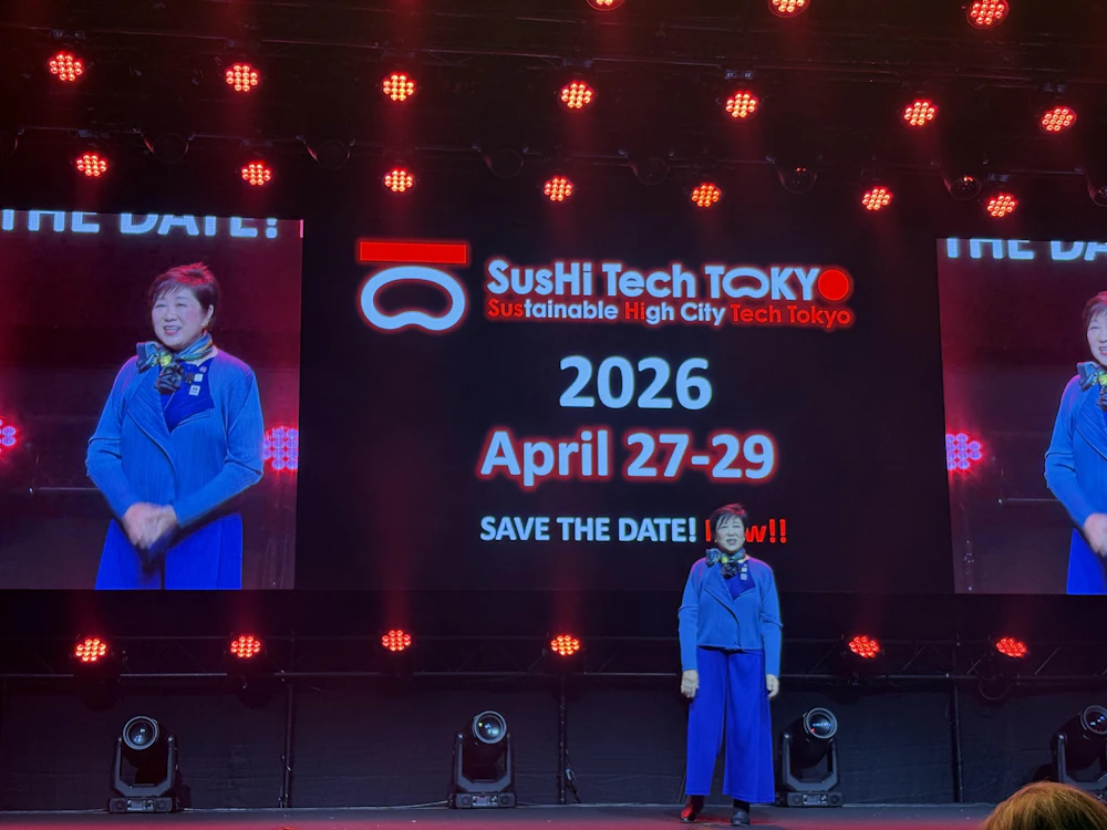 閉会の挨拶を行う小池都知事