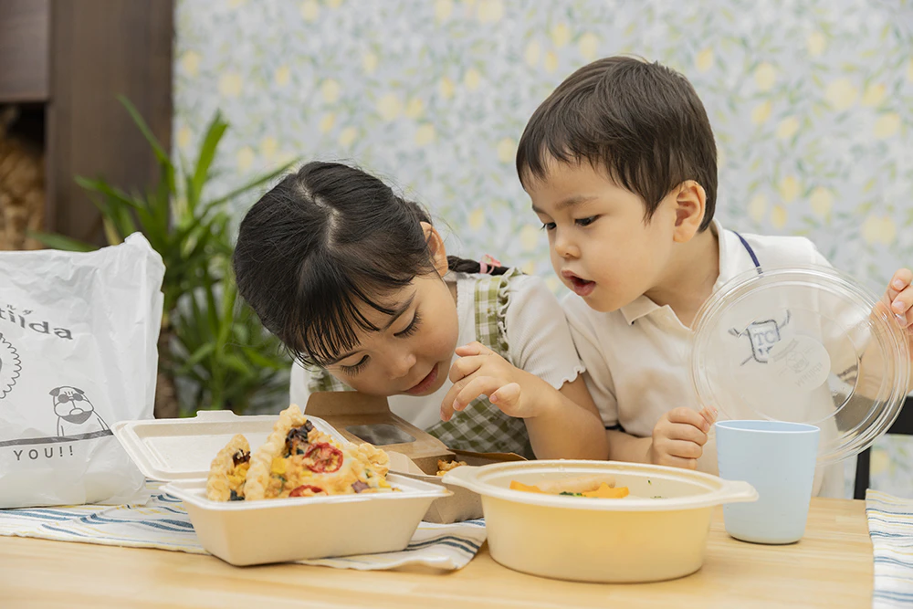 料理の中身を確認する様子