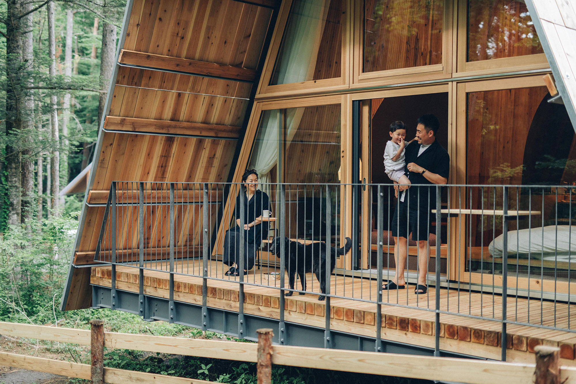 ベランダでくつろぐ様子