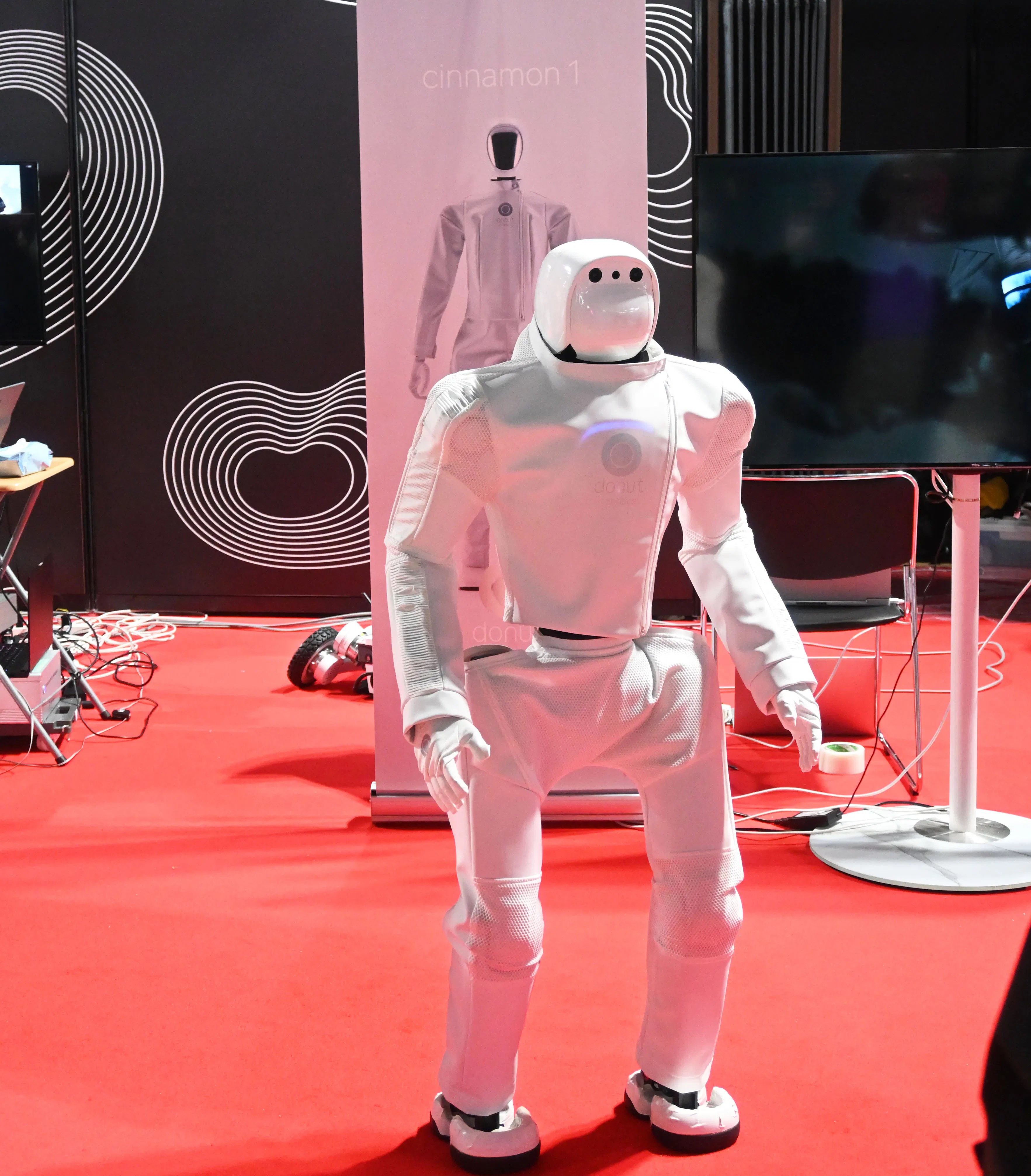 ドーナッツロボティクス株式会社が発表した新型ヒューマノイド「cinnamon mini」は、ダンスなどの多様な動きを披露していた。動画から動作学習をすることが可能という。