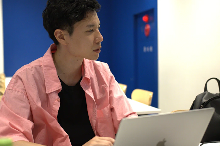 インタビューを受ける代表