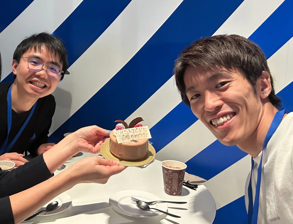 左から代表取締役の張鑫氏と事業開発リードの吉澤佑太氏