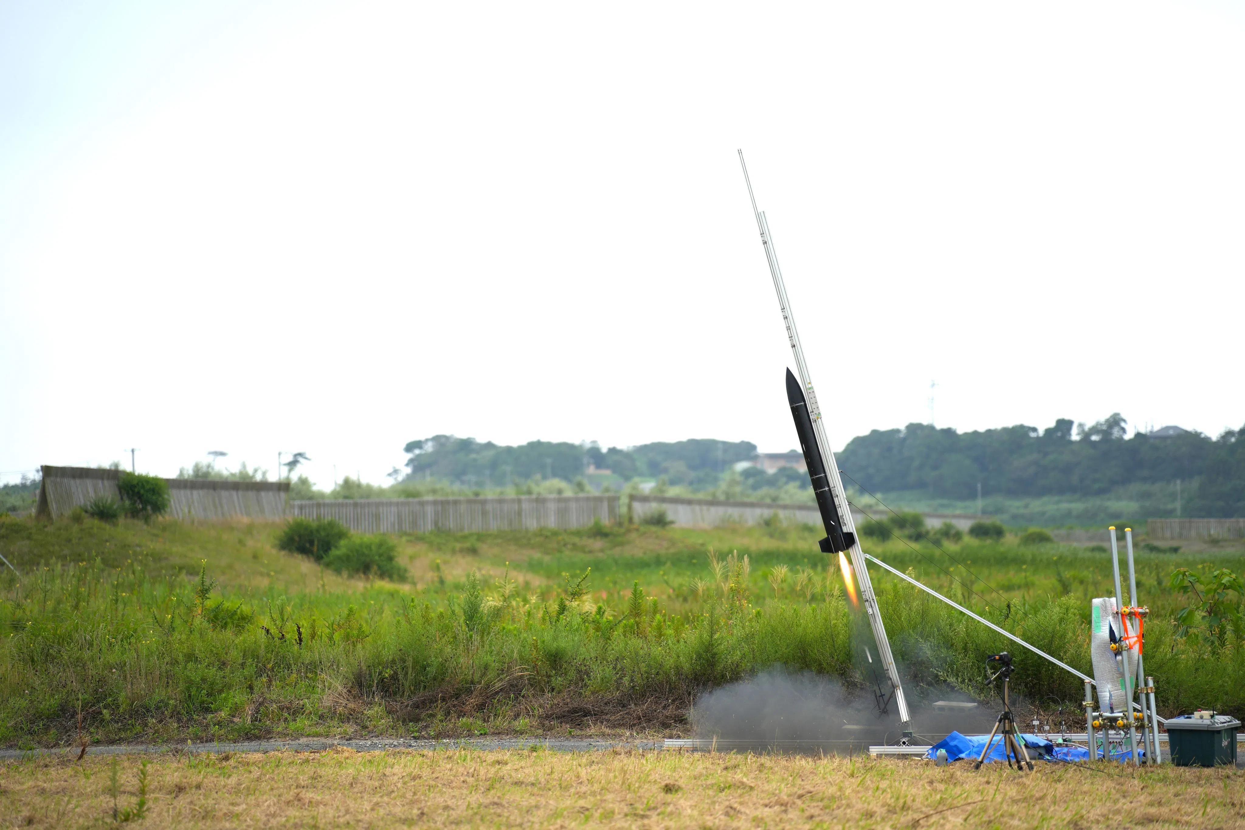超小型ハイブリッドロケット「kogitsune」の発射実験の様子