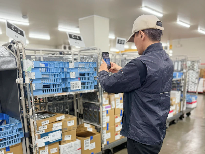 スマホで商品情報を読み取っている様子(画像:同社提供)