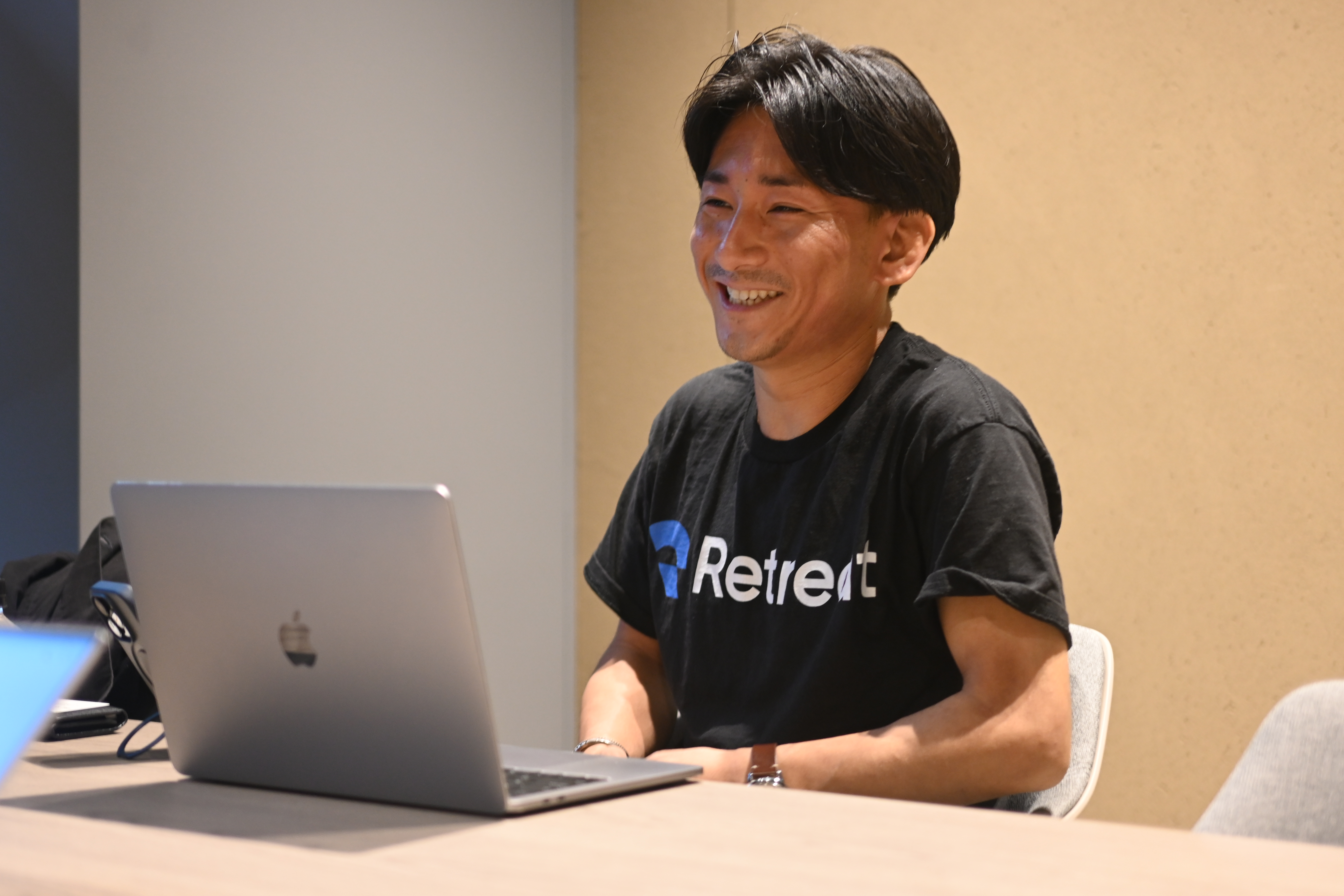 タダミ氏がインタビューで受け答えする様子