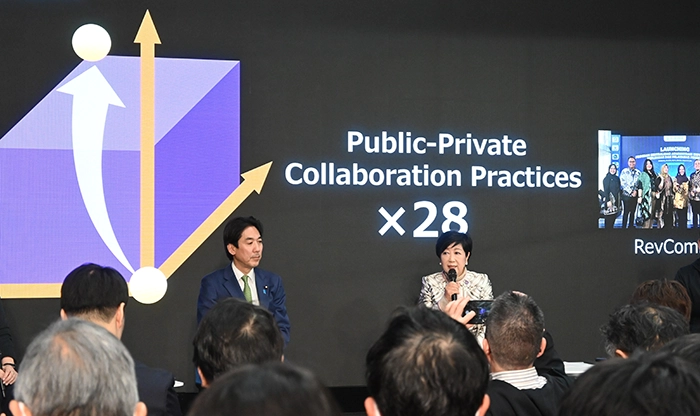 左から、スタートアップ担当大臣の城内実氏、東京都知事の小池百合子氏