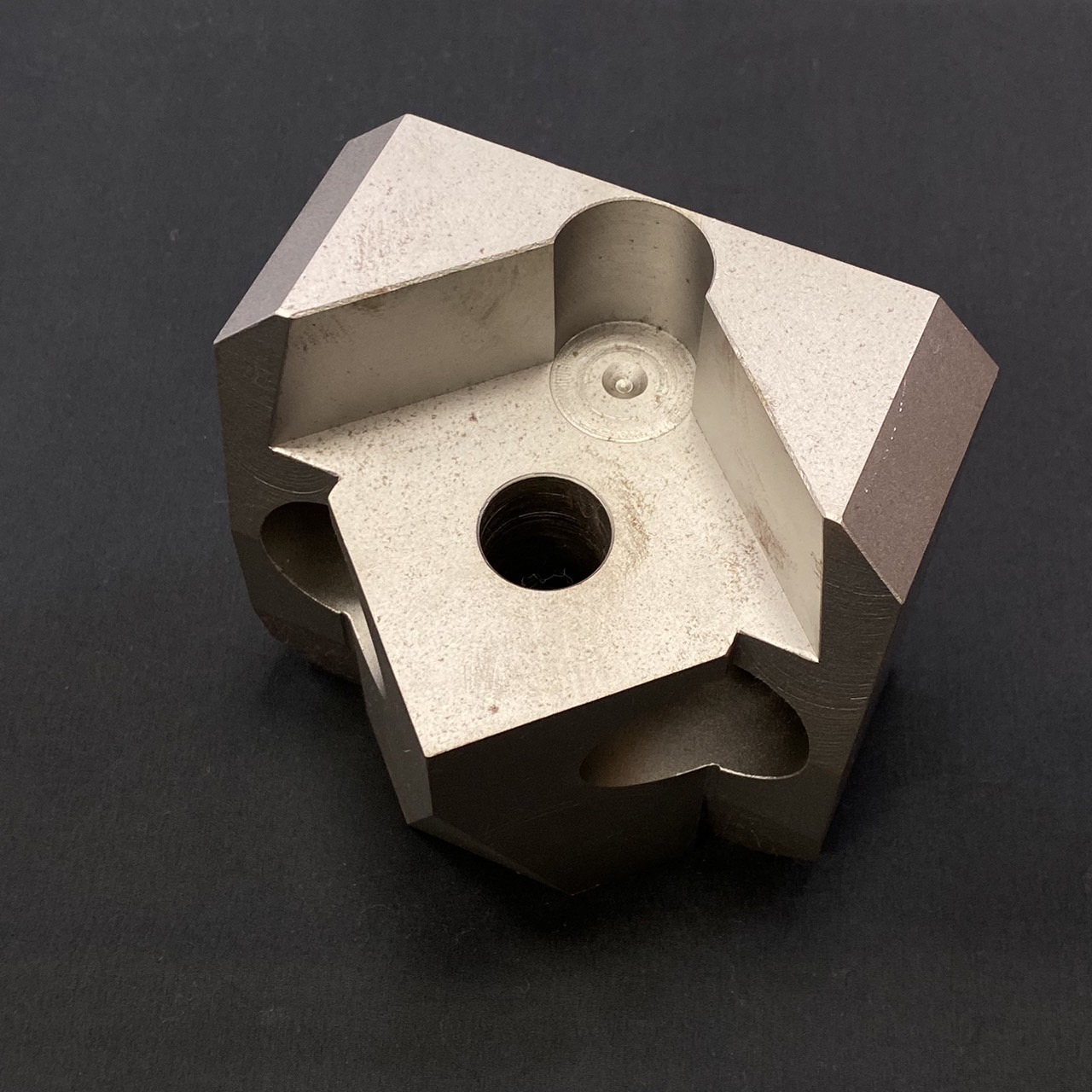 プッシャー式破砕機用ホルダー