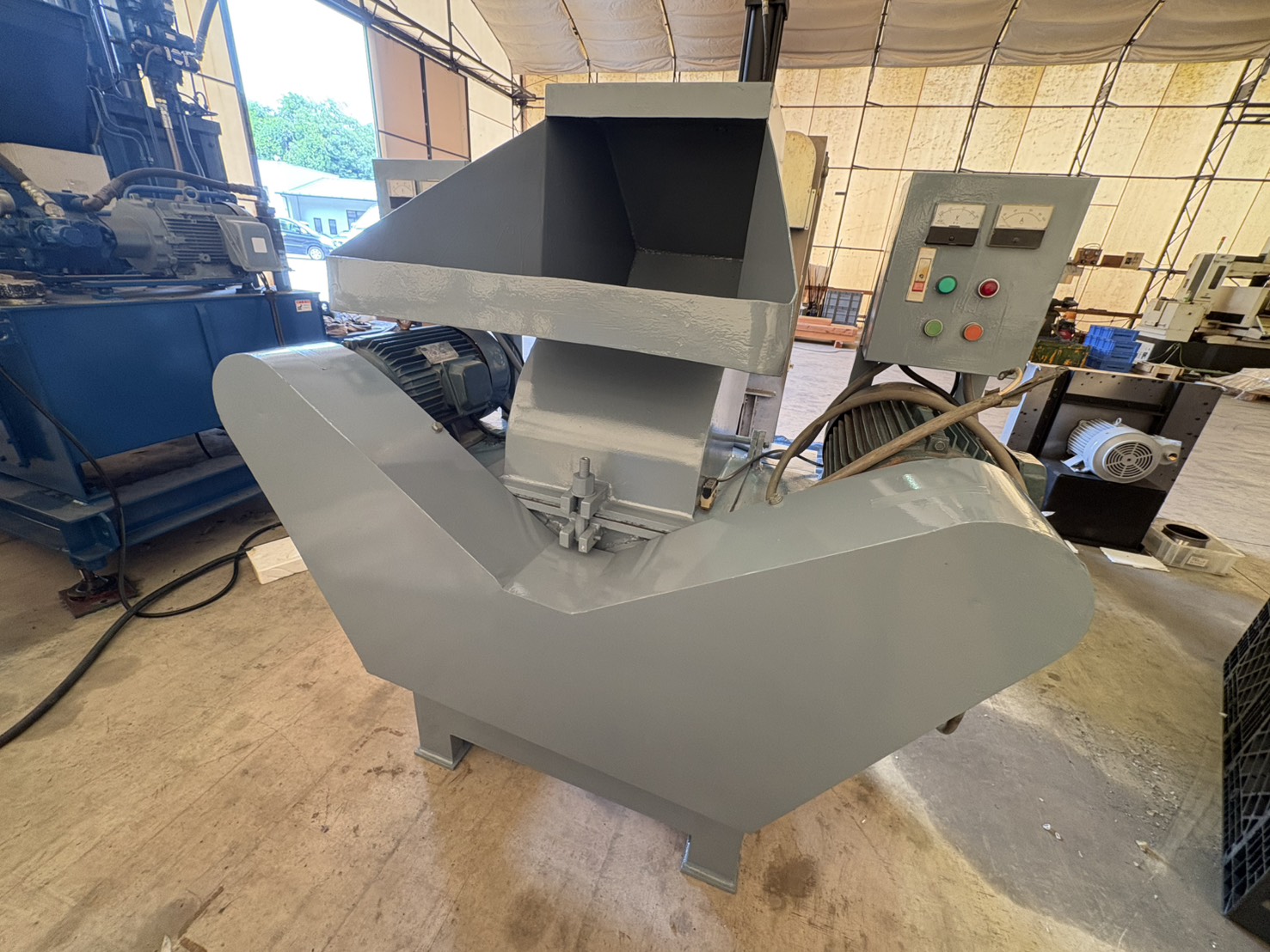 ＜メーカー不明＞高速二軸粉砕機　7.5kW×2基 三相 200V 50Hz　