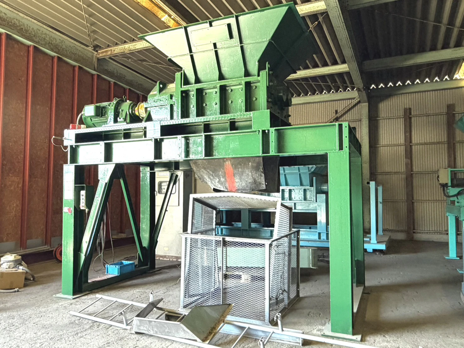 ＜新居浜鐵工所＞二軸破砕機　NS-222TG　2006年製　22 kW x 2基