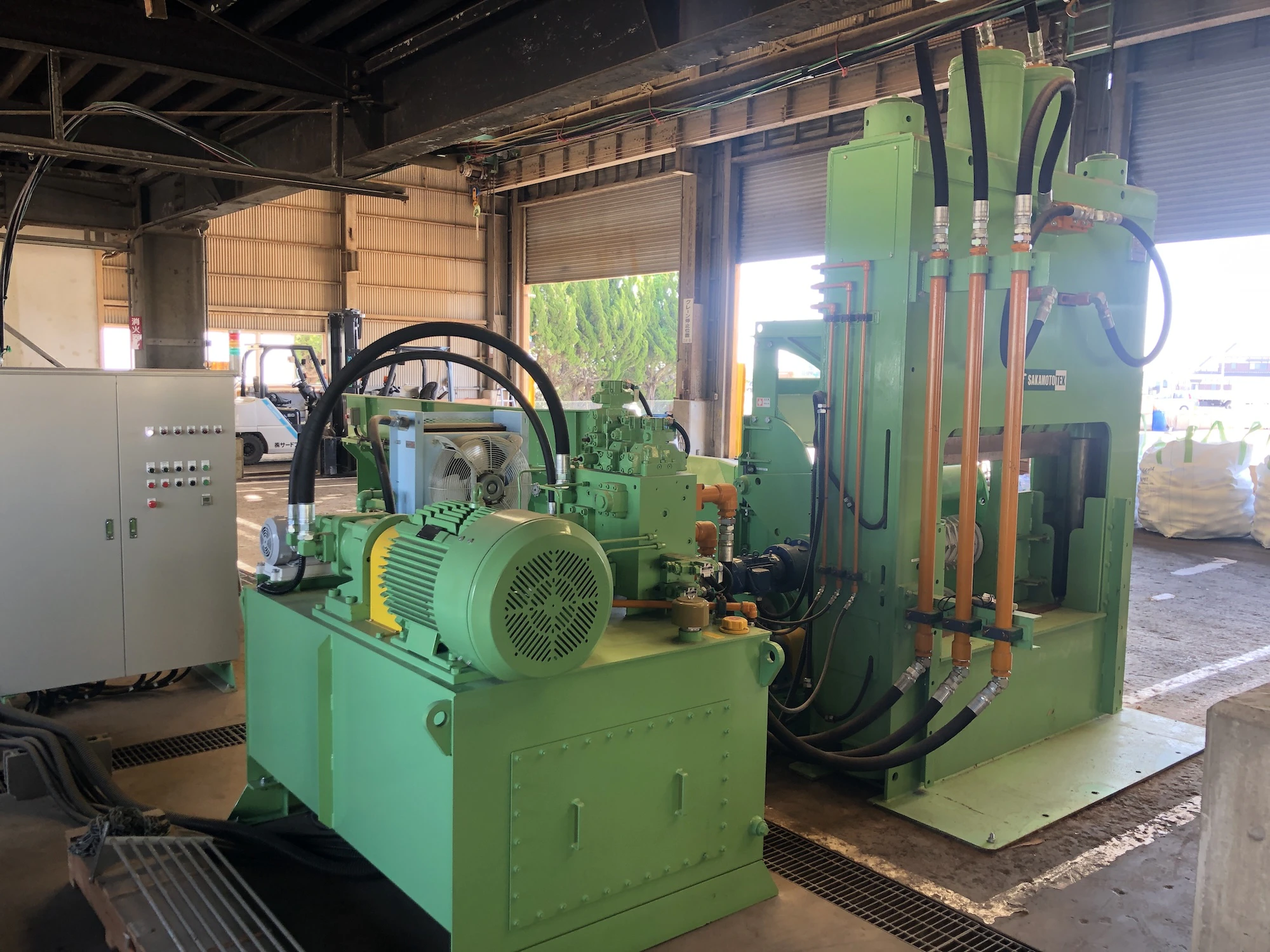 ＜サカモトテックス＞多目的油圧切断機（送りコンベア付き）PSH-60-800-1400　45kW　2022年式 - 画像4