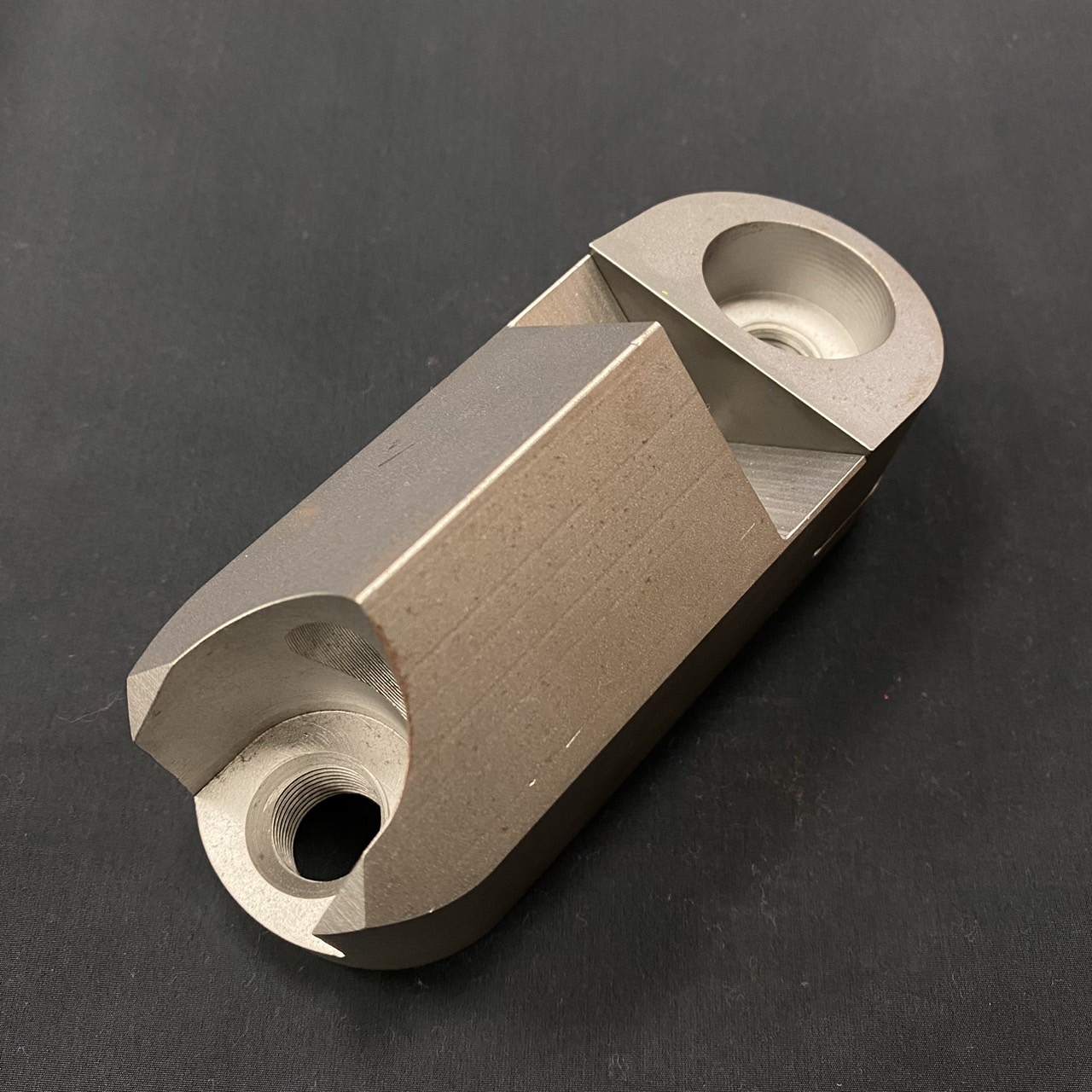 プッシャー式破砕機用ホルダー