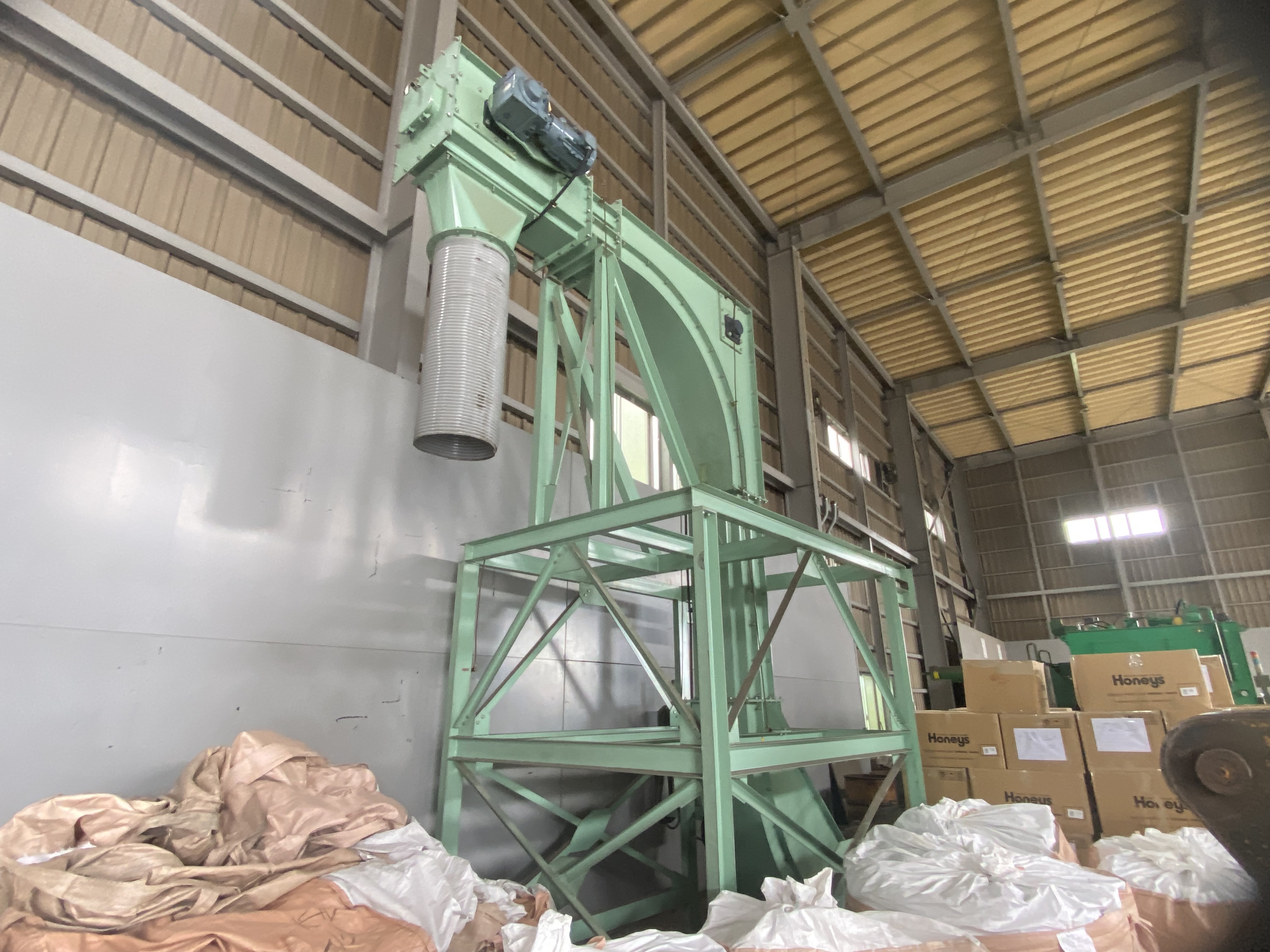 ＜御池鐵工所＞フライトコンベヤ 2.2kW コンベヤ内幅250mm　コンベヤ外幅560mm