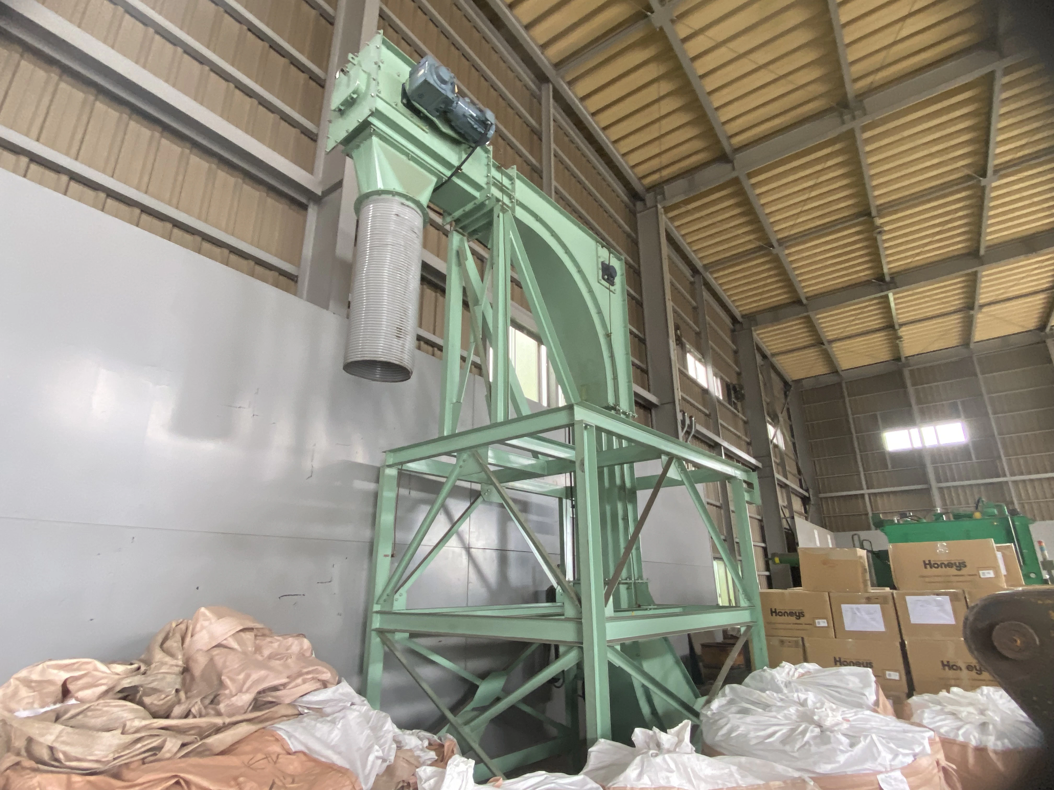 ＜御池鐵工所＞フライトコンベヤ 2.2kW コンベヤ内幅250mm　コンベヤ外幅560mm