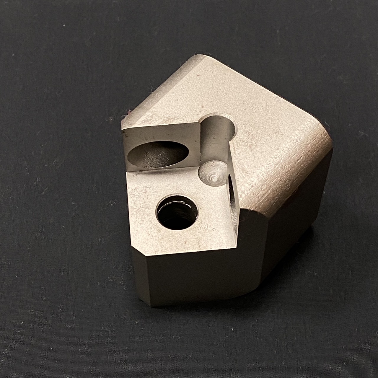 プッシャー式破砕機用ホルダー