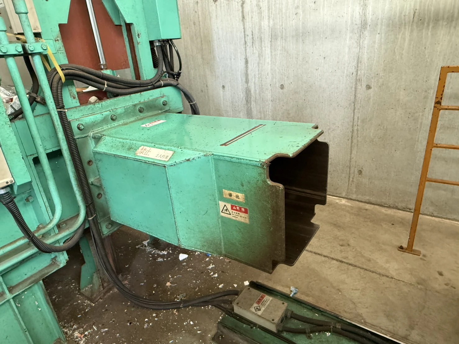 ＜鎌長製衡＞プラスチック圧縮梱包減容機 PL-1000S　処理能力1.0～2.0ton/h　30Kw(40 HP) - 画像3