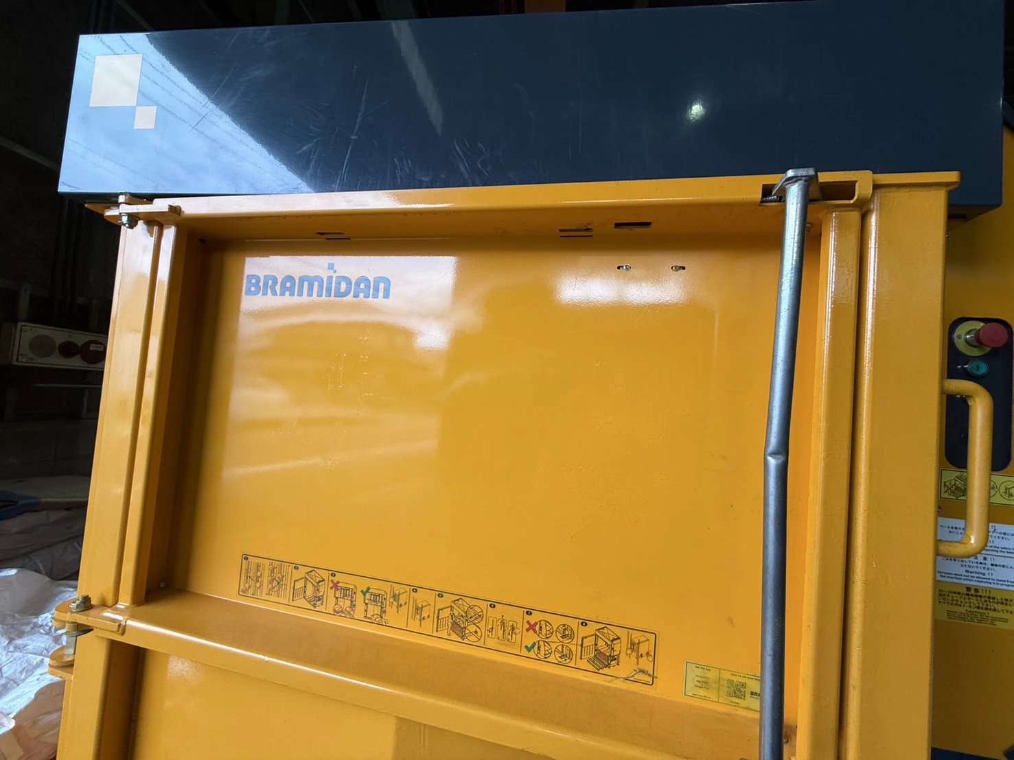 【新古品】＜BRAMIDAN/ブラミダン＞ 縦型圧縮梱包機 X25　250kN　4kW　2022年式 - 画像4