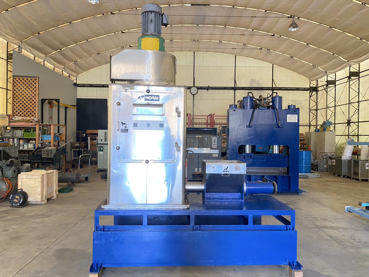 ＜ホーライ＞ 架台付き立型脱水機　動力 5.5kW／スクリューコンベア動力 0.4kW