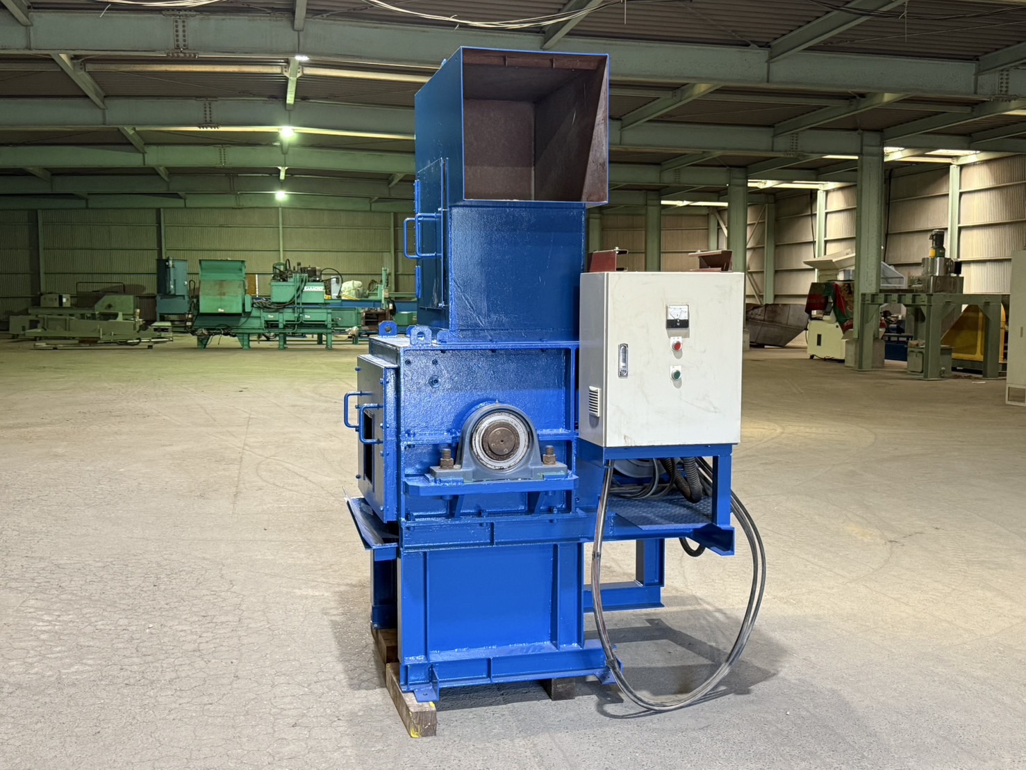 ＜日本製＞一軸破砕機 ※インバーター制御機能付き 30kW　ローダー幅 650mm/径 Φ400mm