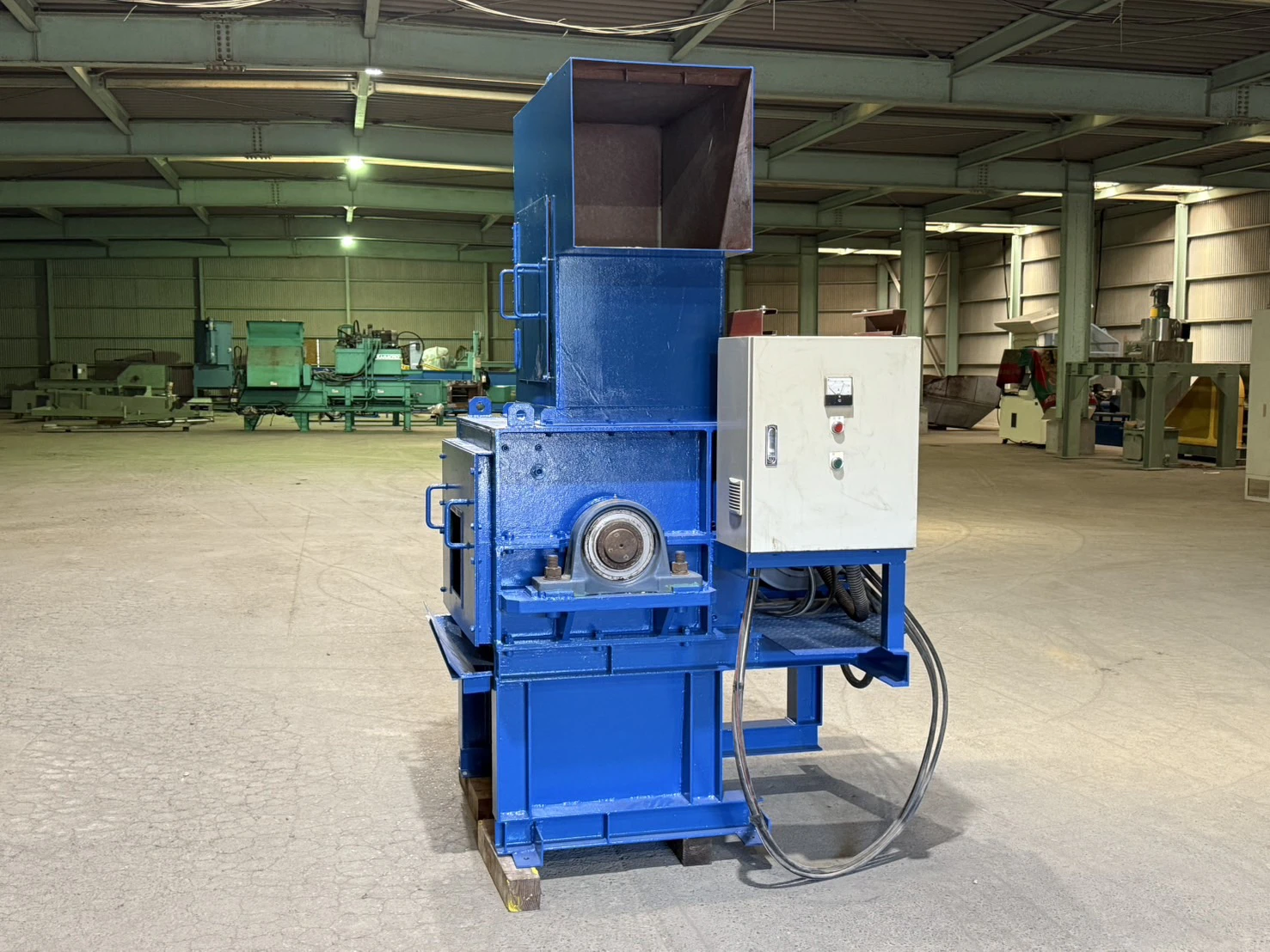 ＜日本製＞一軸破砕機 ※インバーター制御機能付き 30kW　ローダー幅 650mm/径 Φ400mm