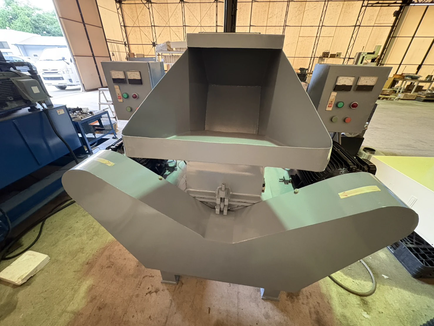 ＜メーカー不明＞高速二軸粉砕機　7.5kW×2基 三相 200V 50Hz　 - 画像2