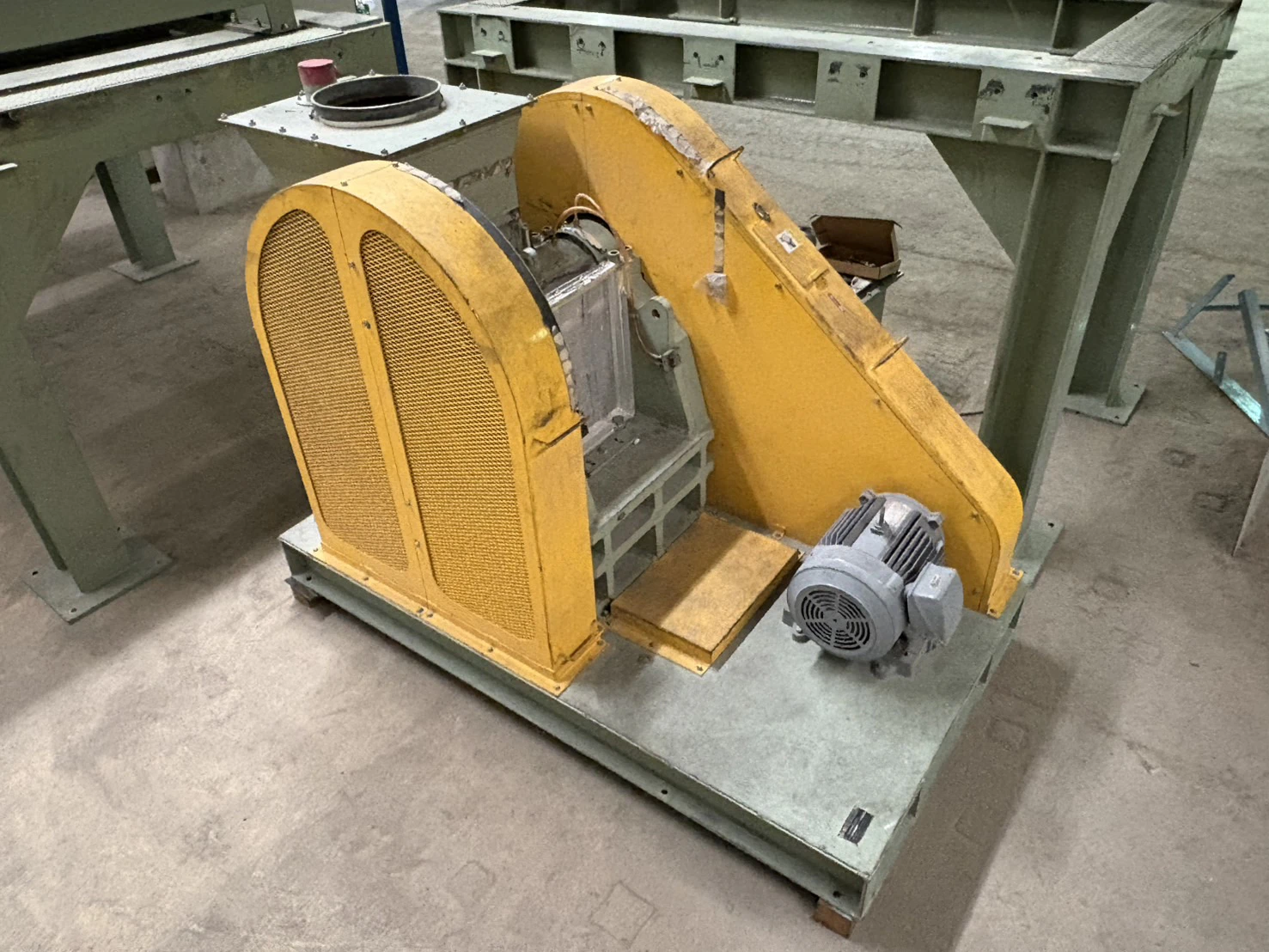 ＜マキノ＞ ジョークラッシャー（架台付き）JC-400　投入口Φ345mm　11.0KW
