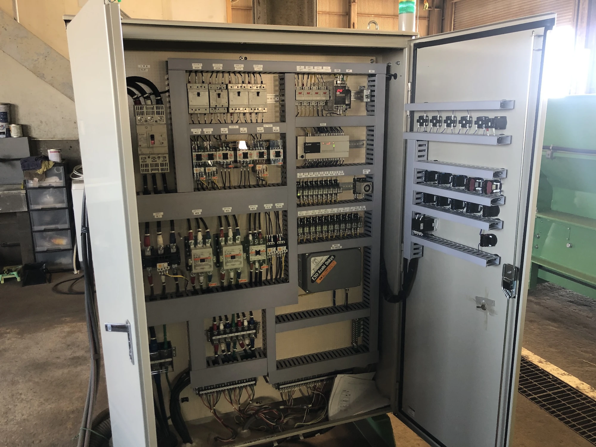 ＜サカモトテックス＞多目的油圧切断機（送りコンベア付き）PSH-60-800-1400　45kW　2022年式 - 画像15