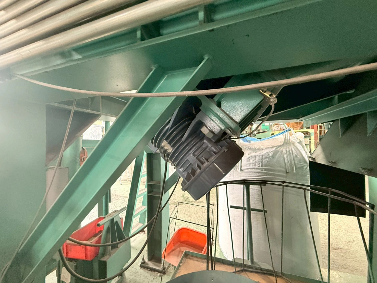 ＜ユーラステクノ＞バイブロスクリーン SFDF-90-290TBZ-2　2.2kW×2基　50Hz - 画像2