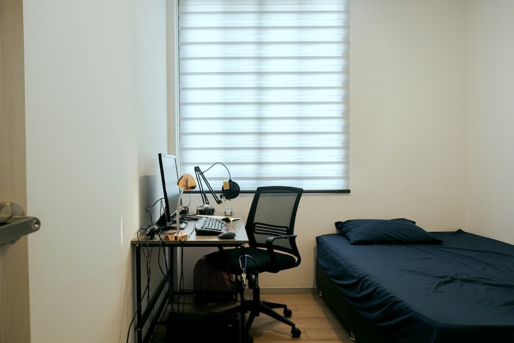 ゾーニングで仕事と睡眠空間を分けた書斎兼寝室の画像