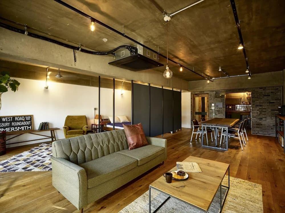 古材を活かしたインダストリアルなリノベーション事例