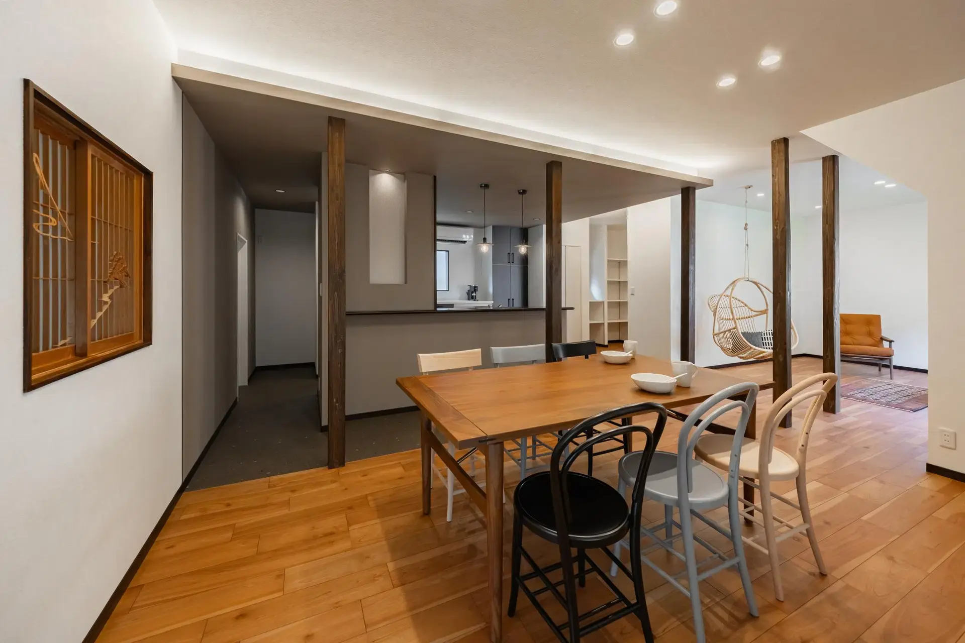 構造材の柱を現しにした広々としたLDK。壁には古い建具をオブジェのように飾り、空間のアクセントにしています。
