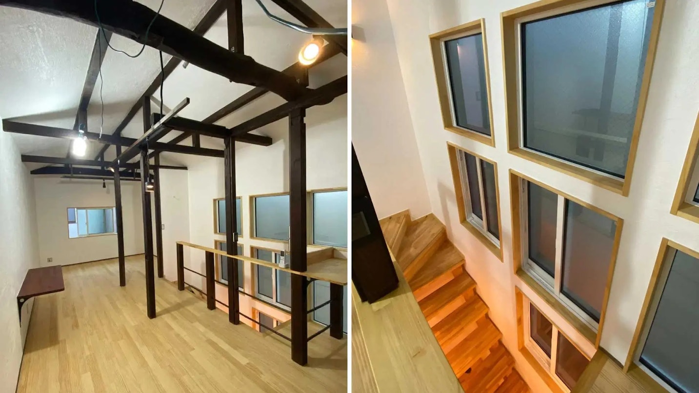 スケールメイクスの古民家リノベーション後の内観。左側は小屋組みの黒い梁を現しにした開放的なロフト空間、右側は複数の四角い窓が並ぶ明るい階段室。白い漆喰壁とパイン無垢材の床が調和した、モダンな和の空間。
