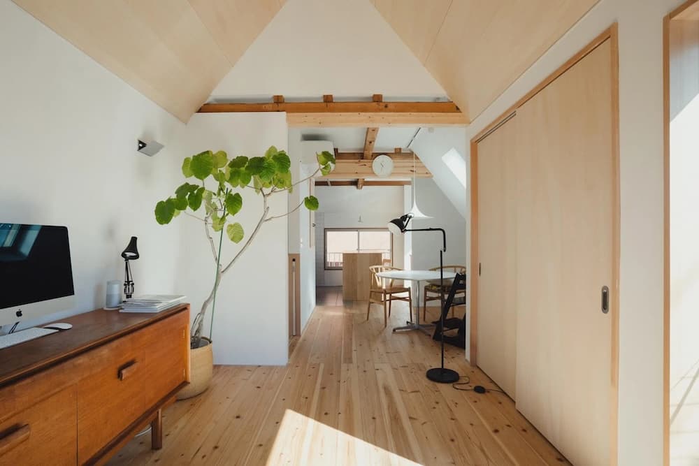 町家をリノベーションした二階リビングの居住空間の画像