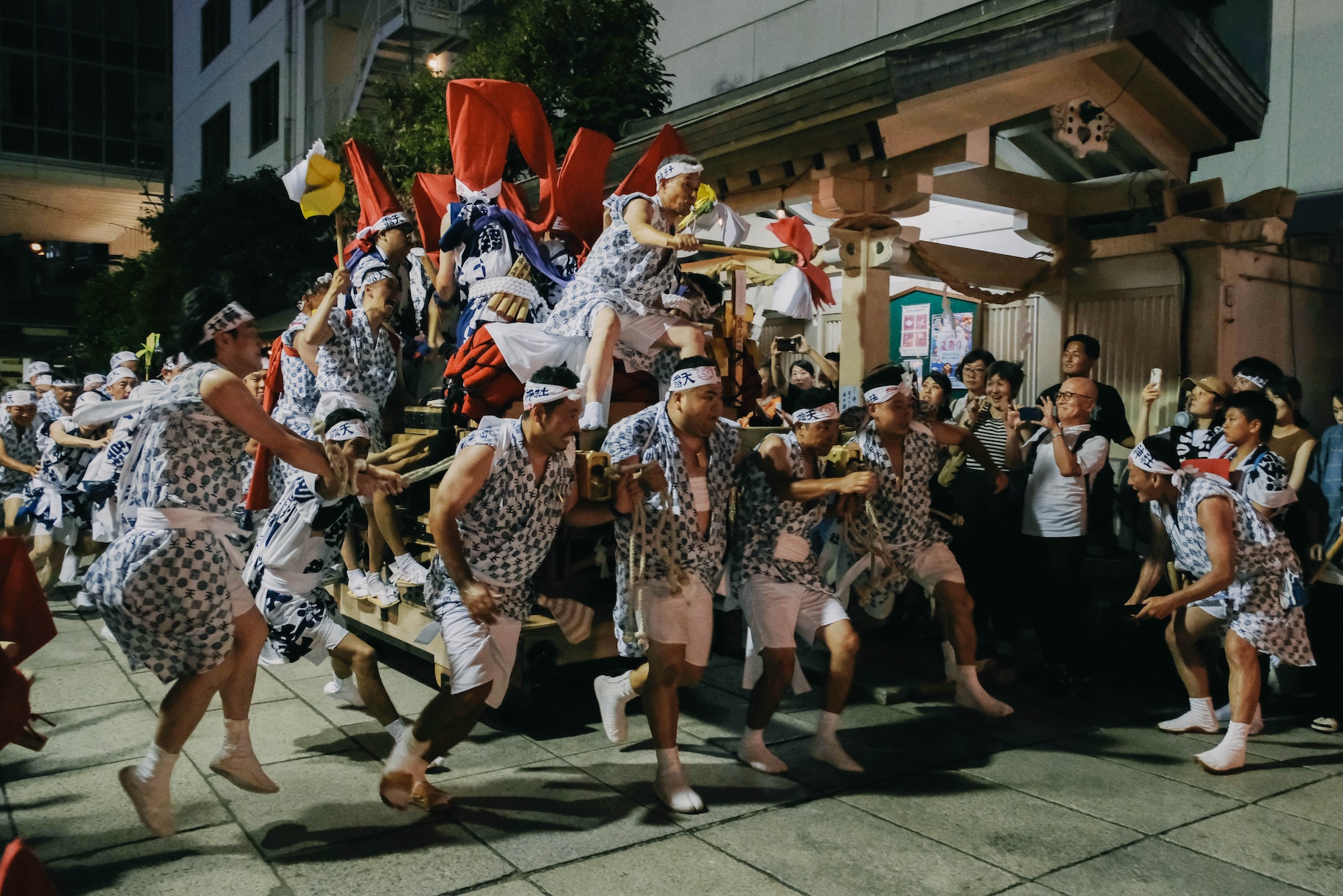 大阪梅田の街中を役太鼓が練り歩く露天神社例大祭