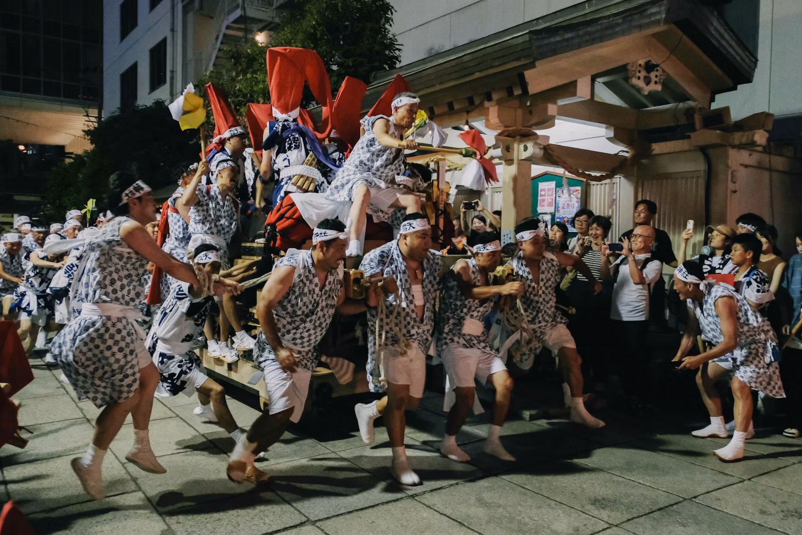 大阪梅田の街中を役太鼓が練り歩く露天神社例大祭