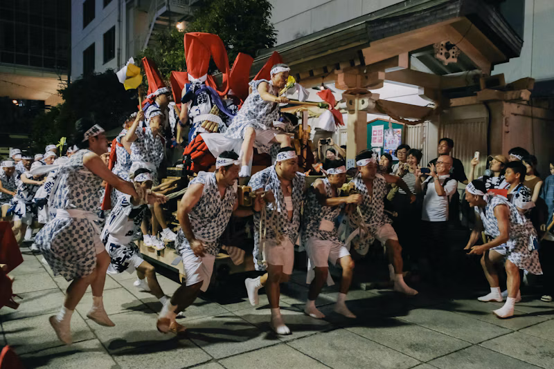 大阪梅田の街中を役太鼓が練り歩く露天神社例大祭