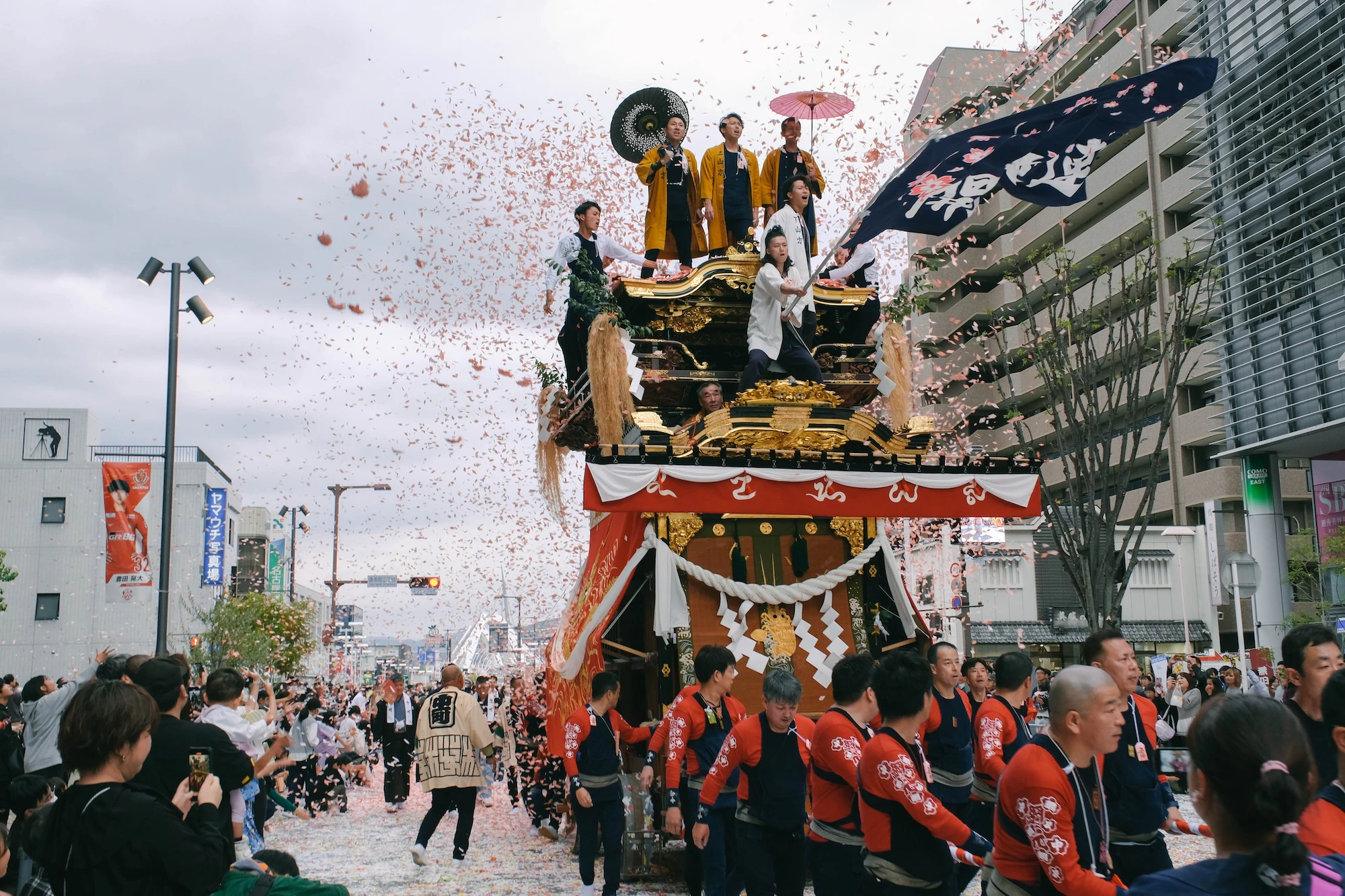 大量の紙吹雪が華やかに舞う挙母祭り
