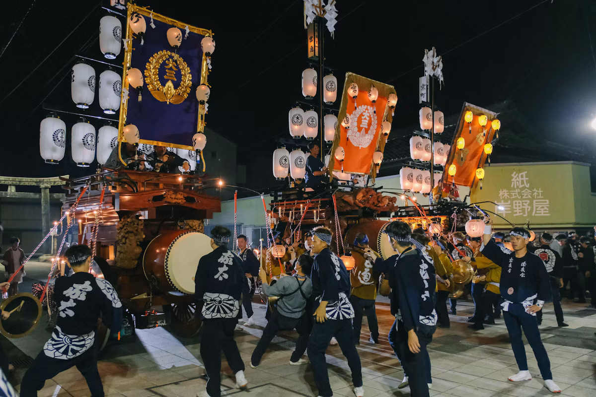 鉦や太鼓を打ち鳴らす日本一やかましい桑名の石取祭