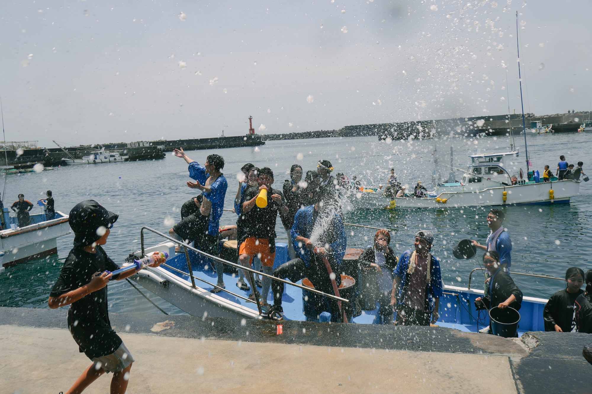 海水を掛け合い豊漁を願う三重県志摩の潮かけ祭り