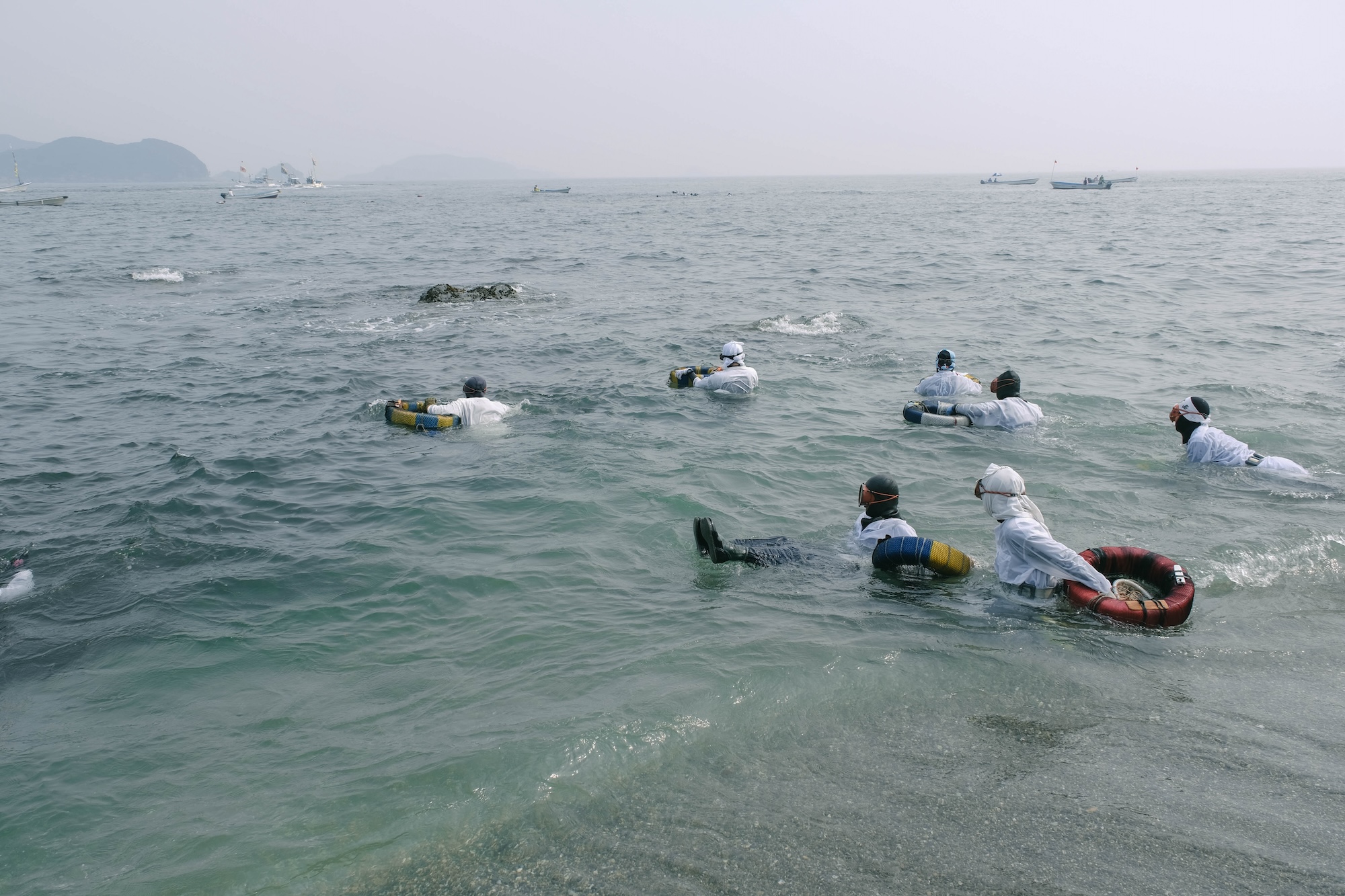 海女さんの素潜り漁を間近に見るしろんご祭り