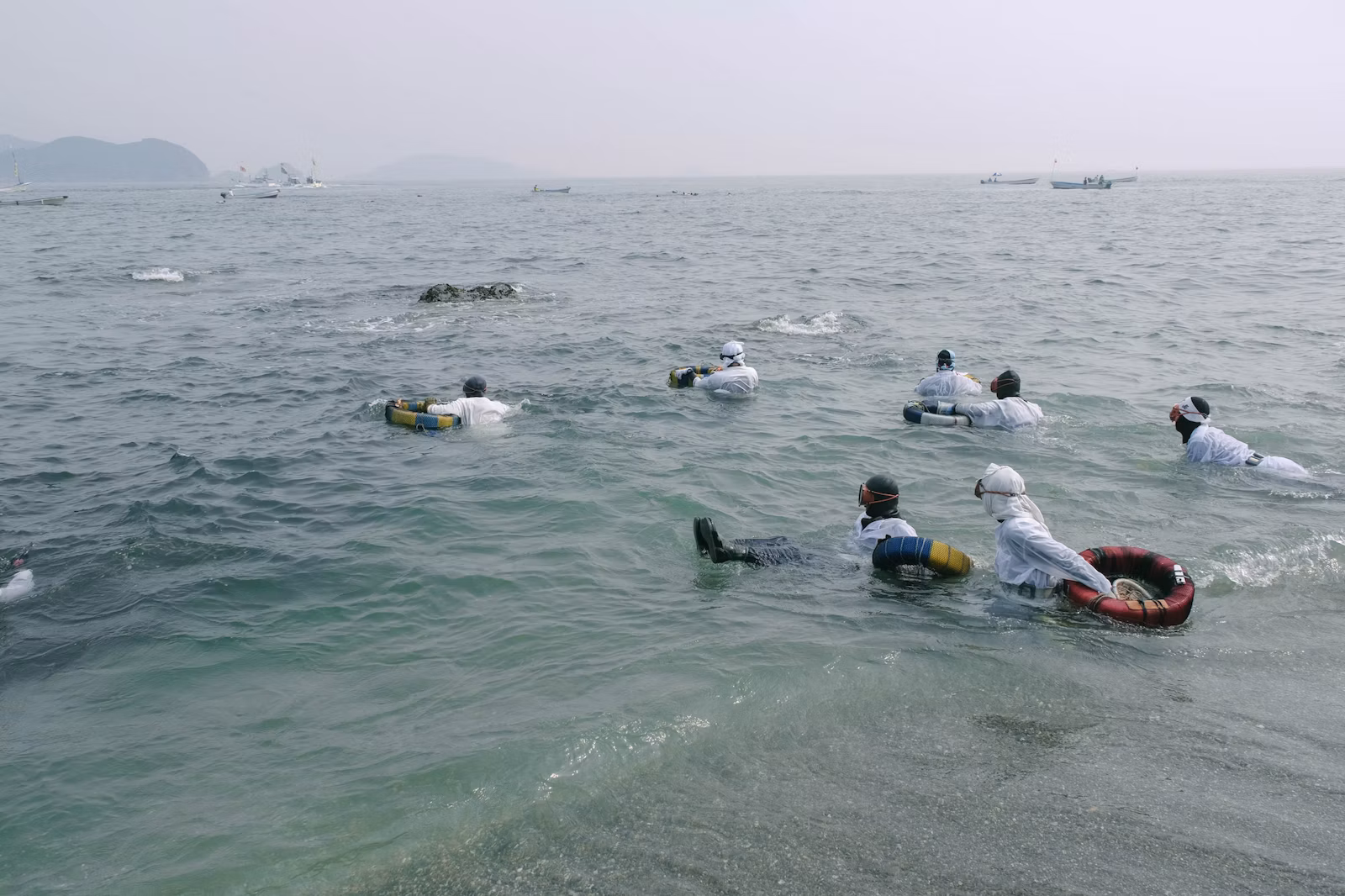 海女さんの素潜り漁を間近に見るしろんご祭り