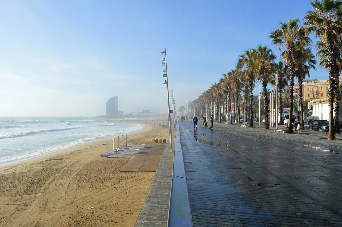 バルセロネータの砂浜と海沿いの遊歩道