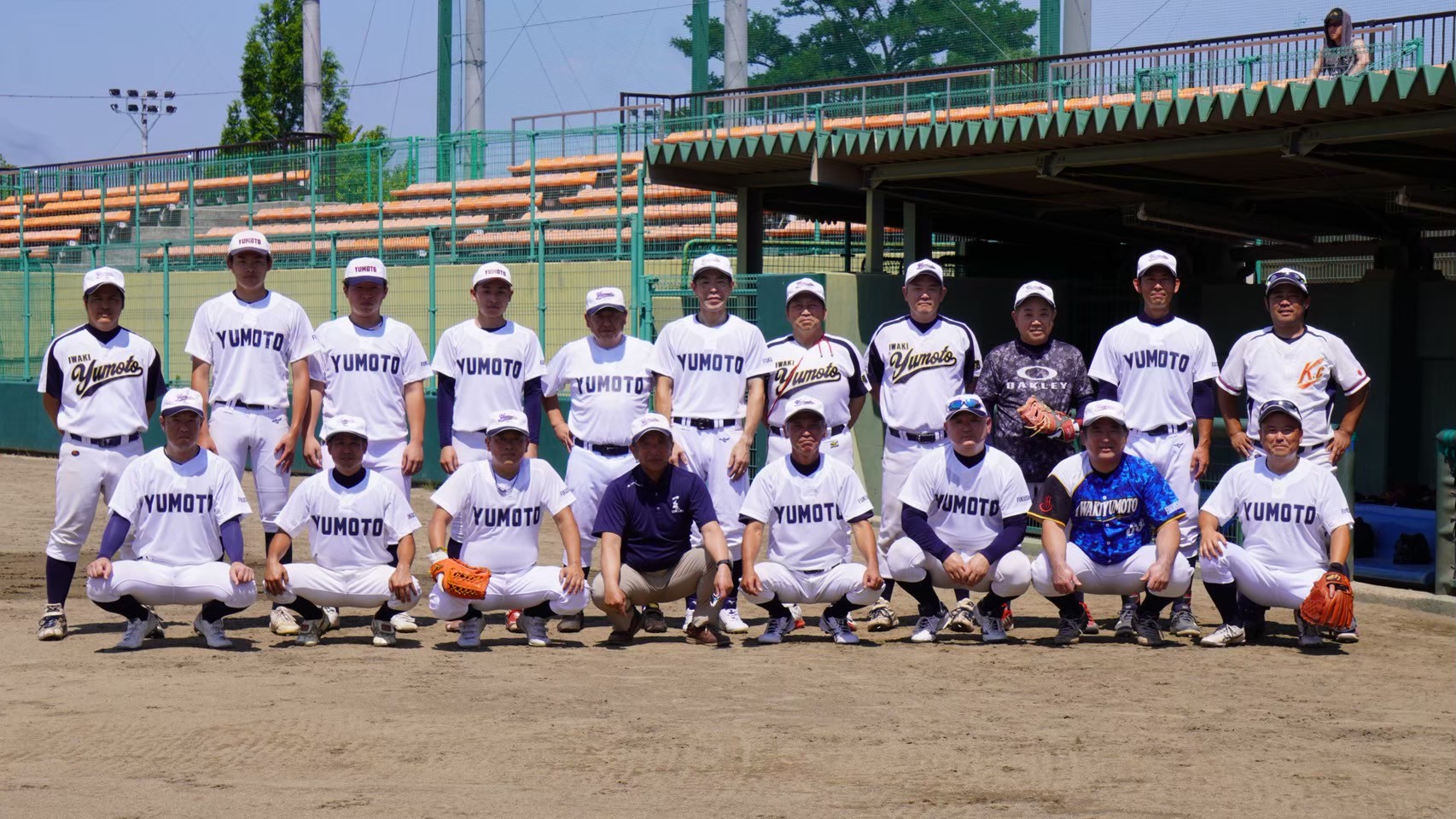 湯本高等学校野球部OBの集合写真